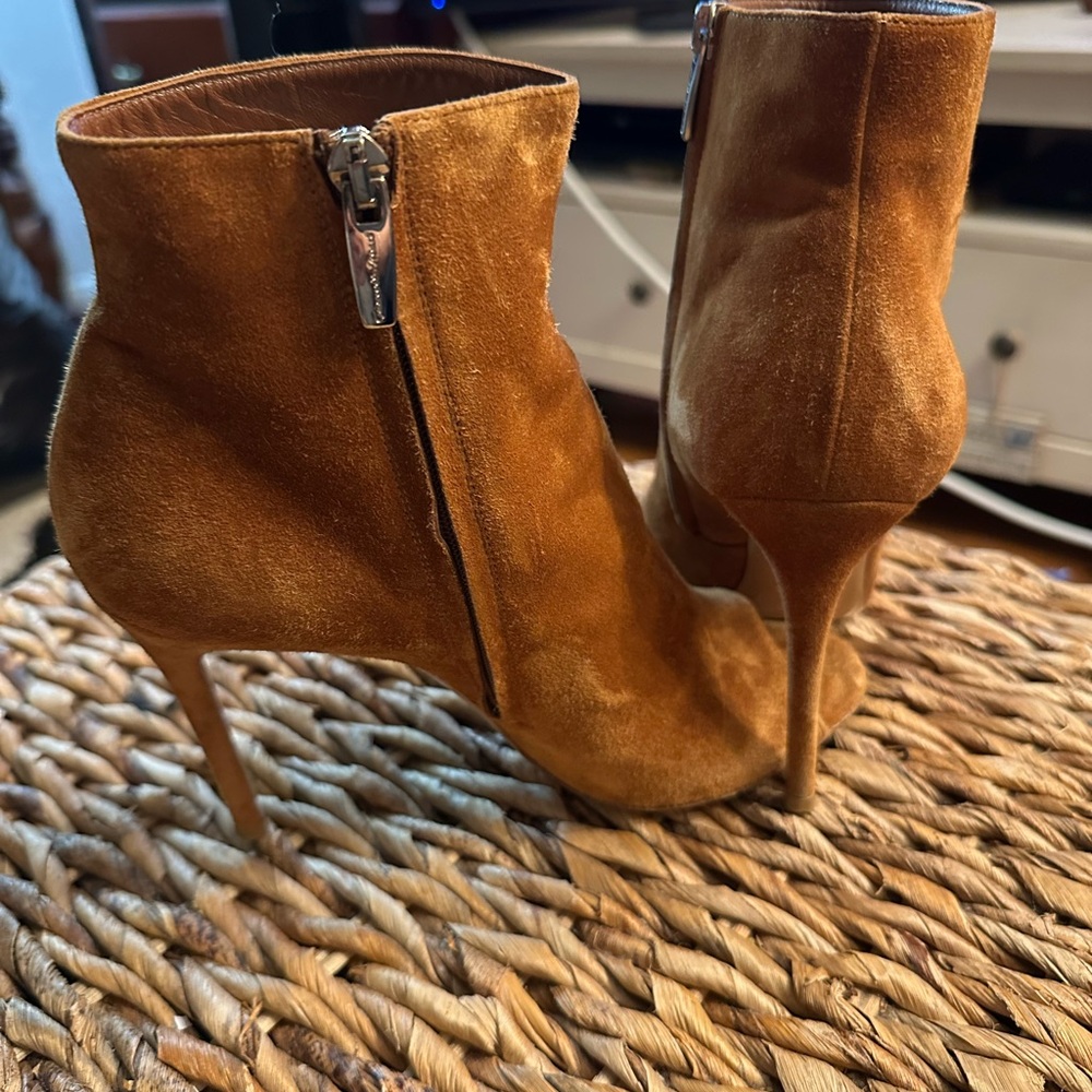 Gianvito Rossi Tan Suede Ankle Booties ~ Great condition.  Size 39 - Picture 5 of 10